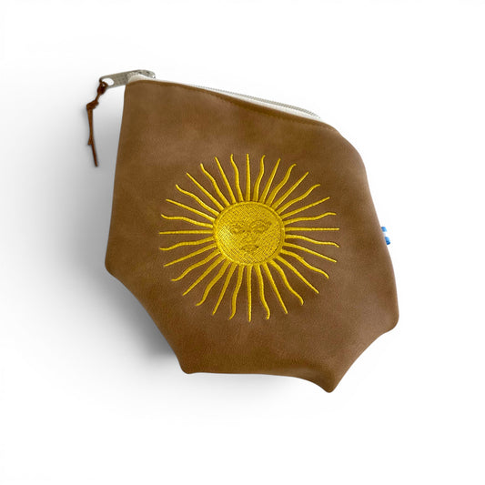 Yerbera in Cuoio Bordada "Sol de Mayo"
