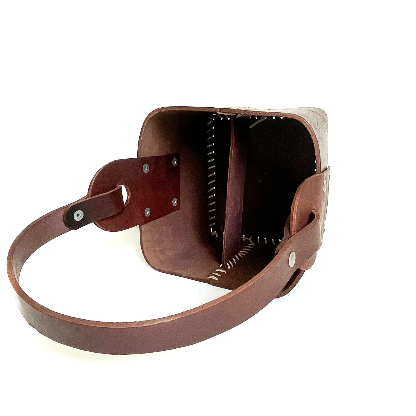 Rigid material in smooth brown leather 